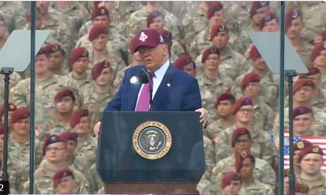 Într-un discurs rostit la Fort Bragg, Trump le spune soldaţilor că protestele din Los Angeles reprezintă un risc pentru securitatea naţională