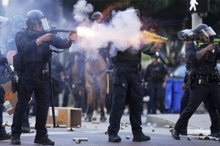 UPDATE - Proteste în SUA - Restricţii de circulaţie pe timp de noapte, instituite la Los Angeles/ Poliţia din LA a început să facă ”arestări în masă”/ Mai multe persoane, reţinute de Poliţie şi la New York