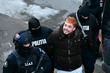 Traficantul de droguri Mohamed Amra, scos din închisoare cu elicopterul, nu a vrut să răspundă, la Paris, în primul interogatoriu, întrebărilor judecătorilor despre evadarea sa sângeroasă în mai 2024