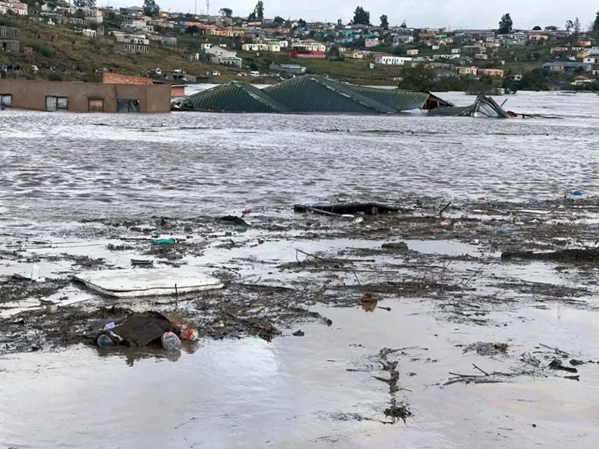 Bilanţul victimelor inundaţiilor din Africa de Sud creşte la 49 de morţi, inclusiv patru copii într-un autobuz şcolar, anunţă guvernul provinciei Eastern Cape 