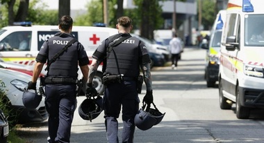 Un bilet de adio şi o bombă artizanală au fost descoperite la domiciliul atacatorului din Austria