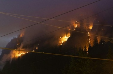 Incendiile de pădure se apropie de Vancouver, în vestul Canadei. 3,5 milioane de hectare au fost distruse, un pic mai mult decât suprafaţa Belgiei. 225 de incendii active în centrul şi vestul Canadei, peste 30.000 de persoane evacuate