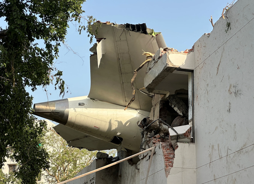UPDATE-Un avion cu 242 de persoane la bord, către Londra, s-a prăbuşit la decolare în vestul Indiei, într-o zonă rezidenţială la Ahmedabad. La bord se aflau 169 de indieni, 53 de britanici, şapte portughezi şi un canadian, anunţă Air India