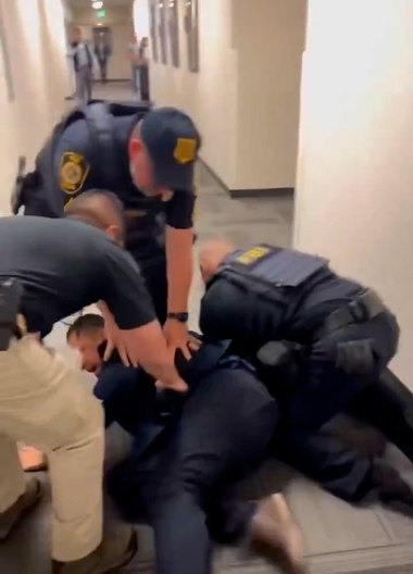 Un senator american a fost dat afară, pus la podea şi încătuşat după ce a întrerupt-o pe Kristi Noem, secretarul de interne al lui Trump, într-o conferinţă de presă - VIDEO