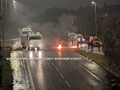 Protestele violente anti-imigranţi s-au extins într-un nou oraş din Irlanda de Nord