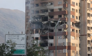 Guvernul israelian anunţă că a ucis majoritatea comandanţilor Forţei Aerospaţiale a Gardienilor Revoluţiei. Incendiu pe aeroportul din Tabriz, în nord-vestul Iranului, în urma unui atac israelian. Nou atac israelian la instalaţia subterană de la Natanz