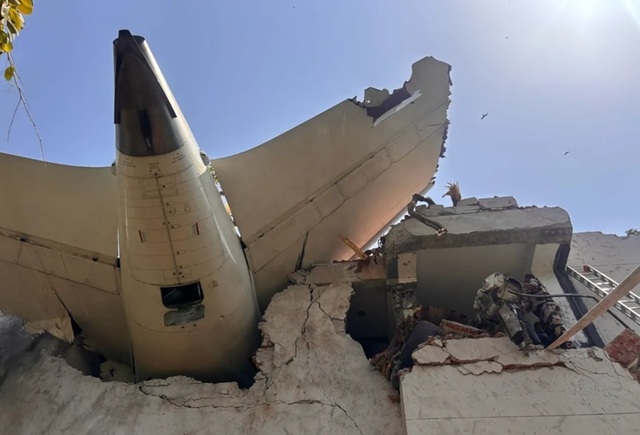 Una dintre cutiile negre ale zborului 171 Air India, găsită la o zi după drama de la Ahmedabad