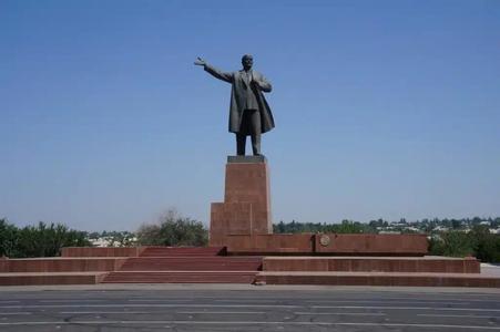 Kârgâzstanul demontează cea mai înaltă statuie a lui Lenin din Asia Centrală - VIDEO, FOTO