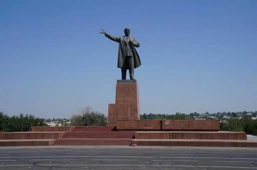 Kârgâzstanul demontează cea mai înaltă statuie a lui Lenin din Asia Centrală - VIDEO, FOTO