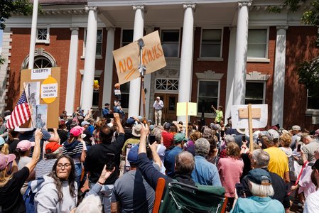 Zeci de mii de americani se alătură manifestaţiilor de protest înaintea paradei militare a lui Trump