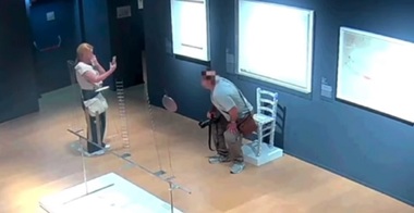 Muzeul Palazzo Maffei din Verona depune plângere după ce un turist distruge ”Scaunul lui van Gogh”, o lucrare realizată de artistul italian Nicola Bolla. Artistul aplaudă ”performanţa”