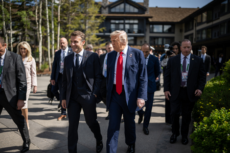 Trump spune că plecarea lui de la summitul G7 nu are nicio legătură cu războiul dintre Iran şi Israel, iar Macron nu ştie ce vorbeşte şi e „în căutare de publicitate”