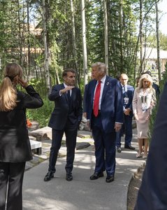 Emmanuel Macron spune că încercarea de a schimba regimul iranian prin forţă ar fi o „eroare strategică”