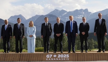 Meloni îşi dă ochii peste cap după ce Macron îi şuşoteşte ceva la ureche, la summitul G7 de la Kananaskis, în Canada, alimentând speculaţii pe reţele de socializare despre relaţia lor glacială