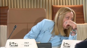 Meloni îşi dă ochii peste cap după ce Macron îi şuşoteşte ceva la ureche, la summitul G7 de la Kananaskis, în Canada, alimentând speculaţii pe reţele de socializare despre relaţia lor glacială