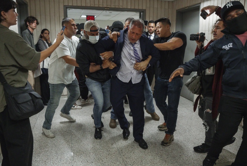 Un candidat democrat în alegerile la Primăria New Yorkului, Brad Lander, un controlor financiar al oraşului, încătuşat şi arestat de poliţia imigraţiei ICE la un tribunal în Manhattan