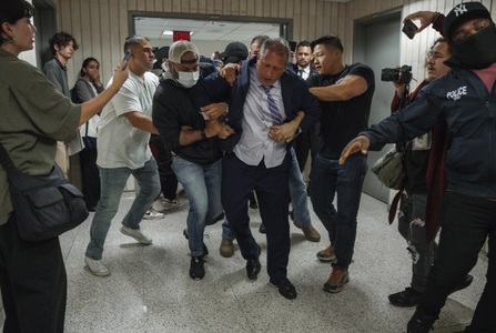 Un candidat democrat în alegerile la Primăria New Yorkului, Brad Lander, un controlor financiar al oraşului, încătuşat şi arestat de poliţia imigraţiei ICE la un tribunal în Manhattan
