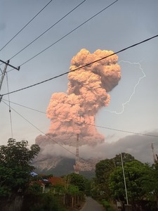 Numeroase zboruri către Bali au fost anulate după erupţia unui vulcan - VIDEO