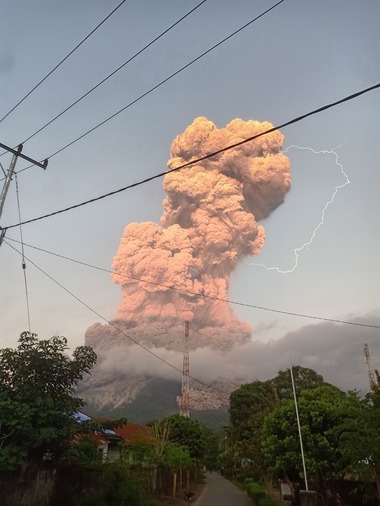 Numeroase zboruri către Bali au fost anulate după erupţia unui vulcan - VIDEO
