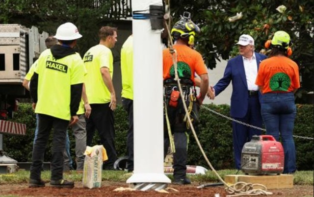 Trump pune să se ridice un steag american uriaş în grădina Casei Albe