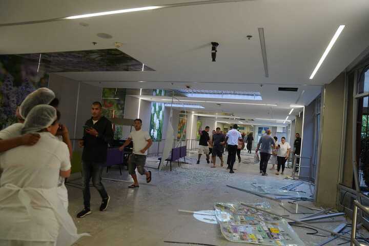UPDATE - Un spital israelian a fost lovit după o nouă salvă de rachete trasă de Iran, explozii violente s-au auzit în Tel Aviv şi Ierusalim / O rachetă a lovit oraşul Holon şi sunt victime - FOTO