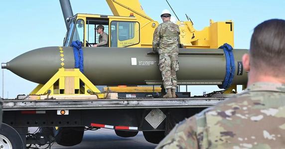 The Guardian: Ezitarea lui Trump în privinţa unui atac asupra Iranului este legată de îndoielile pe care le are în legătură cu eficienţa bombei anti-buncăr