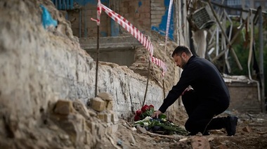Zelenski vizitează blocul de nouă etaje din districtul Solomianskii vizat de un atac rus cu rachetă marţi, soldat cu 28 de morţi, ”ras” în parte de la subsol şi până la acoperiş