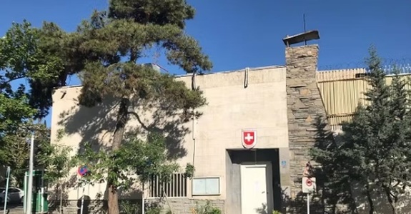 Elveţia anunţă că-şi închide temporar ambasada la Teheran, dar continuă să reprezinte interesele SUA în Iran. Regatul Unit îşi retrage personalul diplomatic, dar ambasada contină să funcţioneze ”la distanţă”