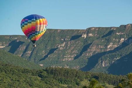 Tragedie în Brazilia: Un balon cu aer cald a luat foc în aer. Au murit cel puţin opt persoane - VIDEO