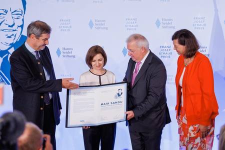 Maia Sandu a primit în Germania Premiul Franz Josef Strauss: “Am decis să donez suma de 10.000 de euro, care însoţeşte premiul”