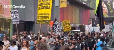 SUA - Proteste în mai multe oraşe faţă de atacarea instalaţiilor nucleare din Iran - ”Jos mâinile de pe Iran”, „Bani pentru locuri de muncă şi educaţie, nu pentru războaie şi ocupaţie”, au scandat demonstranţii
