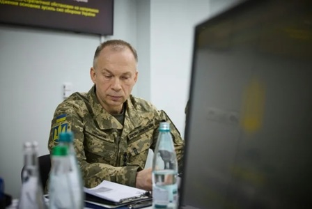 Comandantul armatei ucrainene Oleksandr Sîrski anunţă o intensificare a atacurilor în adâncime în Rusia, ca cele din urmă cu trei săptămâni vizând baze aeriene. ”Vom creşte amploarea şi profunzimea”. Ţinte exclusiv militare. Recunoaşte avantajul rus în ră