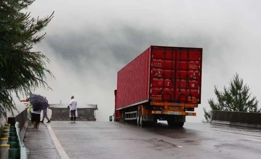 Şoferul unui camion, rămas suspendat pe un pod surpat în urma unei alunecări de teren, salvat în provincia chineză Guizhou