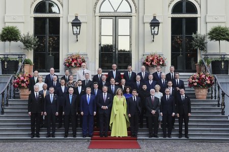 Nicuşor Dan a stat lângă Mark Rutte, în spatele lui Donald Trump şi al regelui Willem-Alexander, la poza de familie de la summitul NATO. După şedinţa foto, preşedintele României a schimbat câteva cuvinte cu suveranul olandez - VIDEO