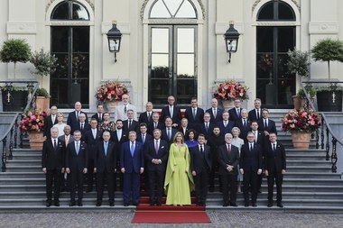 Nicuşor Dan a stat lângă Mark Rutte, în spatele lui Donald Trump şi al regelui Willem-Alexander, la poza de familie de la summitul NATO. După şedinţa foto, preşedintele României a schimbat câteva cuvinte cu suveranul olandez - VIDEO