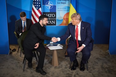 Diplomaţia vizuală a lui Zelenski. Preşedintele ucrainean şi-a calibrat garderoba la summitul NATO, unde s-a întâlnit cu Donald Trump