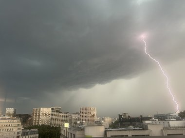 Doi morţi, printre care un copil de 12 ani, rafale de vânt de peste 140 km/h, ploi torenţiale. Franţa a fost lovită de fenomene extreme după mai multe zile de caniculă - VIDEO, FOTO