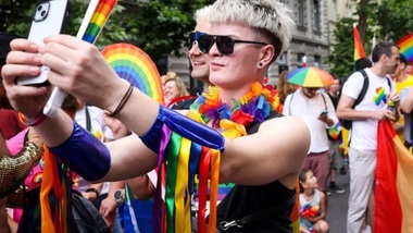 Ursula Von der Leyen cere Ungariei să revină asupra interzicerii Gay Pride, prevăzut în weekend la Budapesta. Guvernul ungar le-a trimis o scrisoare ambasadorilor UE prin care le cere să nu participe la marş. Numeroşi europarlamentari şi-au anunţat participarea