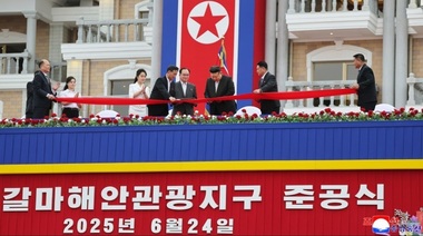 Kim Jong Un inaugurează cu mare pompă un complex balnear la Wonsan Kalma, pe coasta de est. Soţia sa, Ri Sol -Ju, apare în public pentru prima oară din 2021. Complexul urmează să fie deschis turismului intern de la 1 iulie