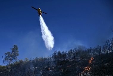 Incendiile violente de pădure izbucnite în localităţile balneare Palaia Fokaia şi Thymaricare care au devastat localităţi balneare la sud de Atena, ”controlate”, anunţă pompierii. Zeci de persoane, evacuate, livezi de măslini şi locuinţe, distruse