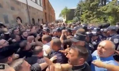 Preoţii şi credincioşii s-au confruntat cu poliţia în Armenia, la câteva zile după arestarea unui arhiepiscop - VIDEO