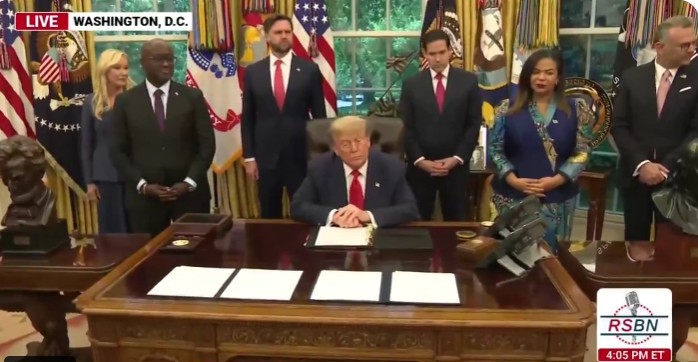 Rwanda şi RD Congo au semnat un acord de pace în SUA pentru a pune capăt luptelor şi pentru a atrage investiţii. Trump i-a primit în Biroul Oval pe miniştrii de externe ai celor două ţări africane