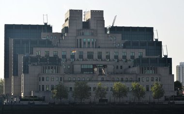 The Guardian: Marea Britanie a desfăşurat o operaţiune de amploare pentru a depista un agent dublu rus infiltrat în MI6