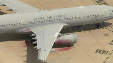 Trei persoane arestate cu privire la ”acte de terorism” în Regatul Unit, după o acţiune propalestiniană a Palestine Action în cea mai importantă bază a Royal Air Force, Brize Norton, şi stropirea cu vopsea roşie a două avioane