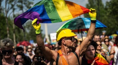 Peste 35.000 de manifestanţi aşteptaţi la Gay Pride, la Budapesta, în pofida interzicerii lui Viktor Orban. Preşedinta Gay Pride Viktoria Radvanyi se teme de un efect de domino în Slovacia, România şi Bulgaria. Cel puţin 70 de eurodeputaţi şi-au anunţat prezenţa