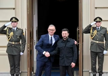 ”Din spatele biroului de preşedintel lumea pare un pic diferită de cea pe care o vedem (...) din poziţia de candidat”, îi spune Duda, la Kiev, lui Zelenski, în contextul în care Nawrocki se opune aderării Ucrainei la NATO şi UE