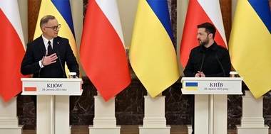 ”Din spatele biroului de preşedintel lumea pare un pic diferită de cea pe care o vedem (...) din poziţia de candidat”, îi spune Duda, la Kiev, lui Zelenski, în contextul în care Nawrocki se opune aderării Ucrainei la NATO şi UE