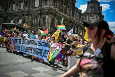 Marşul Gay Pride de la Paris manifestează ”împotriva internaţionalei reacţionare”
