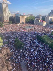 Serbia: Zeci de mii de persoane au manifestat la Belgrad pentru a cere alegeri anticipate