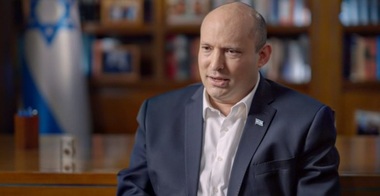 Netanyahu ”trebuie să plece”, cere predecesorul său, fostul premier Naftali Bennett. ”Se află la putere de 20 de ani (...). Este prea mult. Nu este sănătos”, ”el poartă (...) o responsabilitate grea în disensiunile societăţii israeliene”